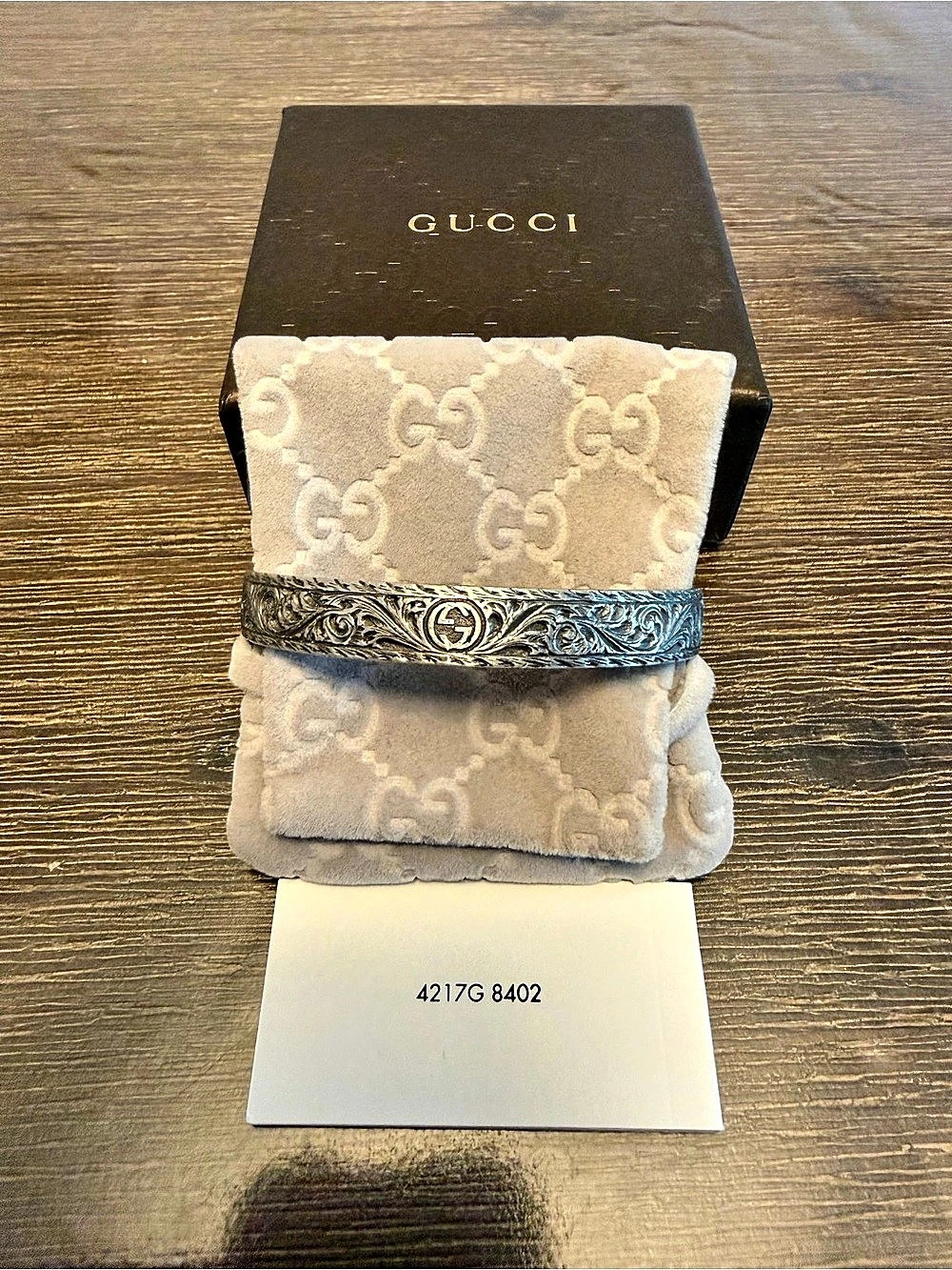Gucci Engraved Buckle Belt in Silver & White Like New